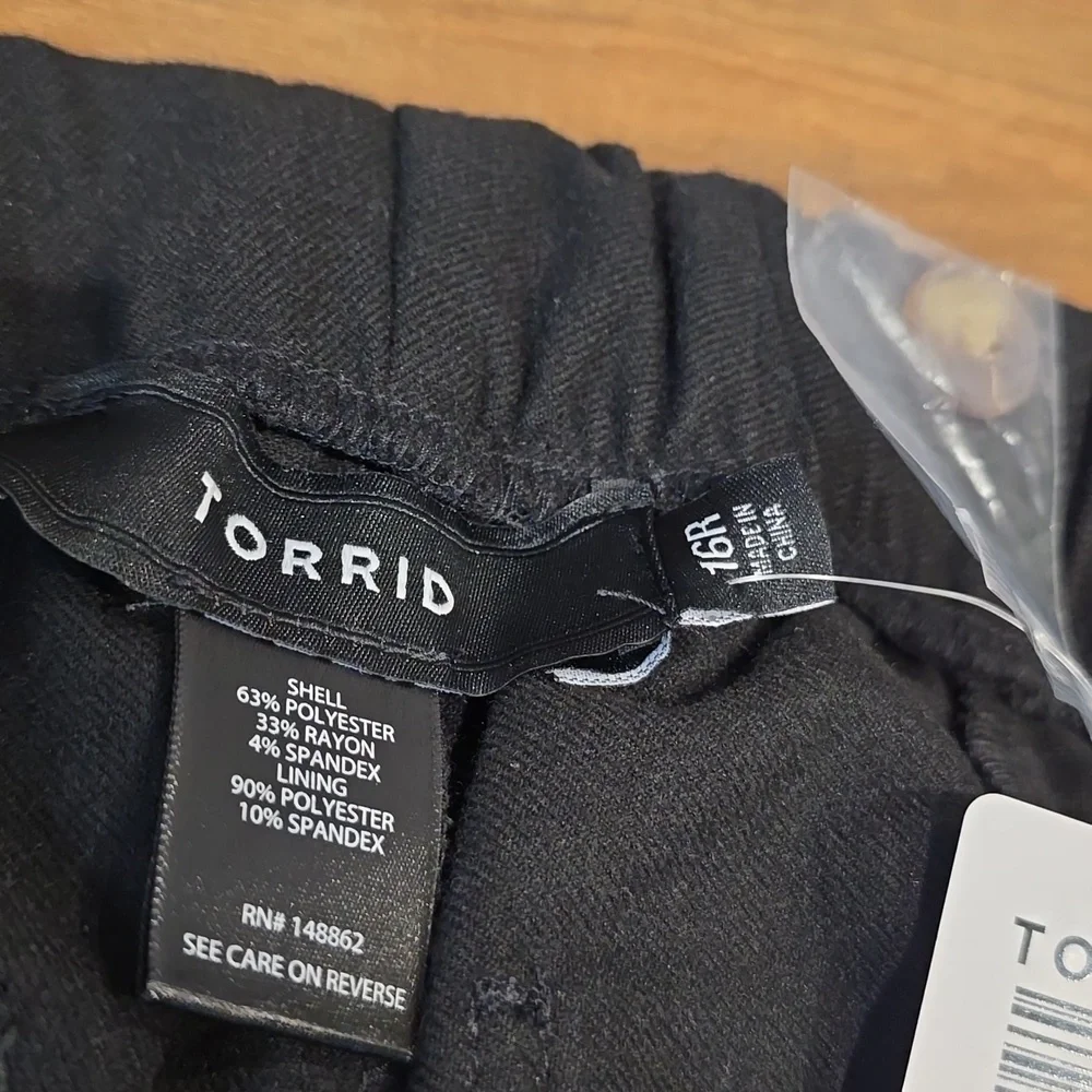 Torrid - Relaxed Straight Leg Brushed Twill High-Rise Pant in Deep Black​​​​ - Picture 6 of 11